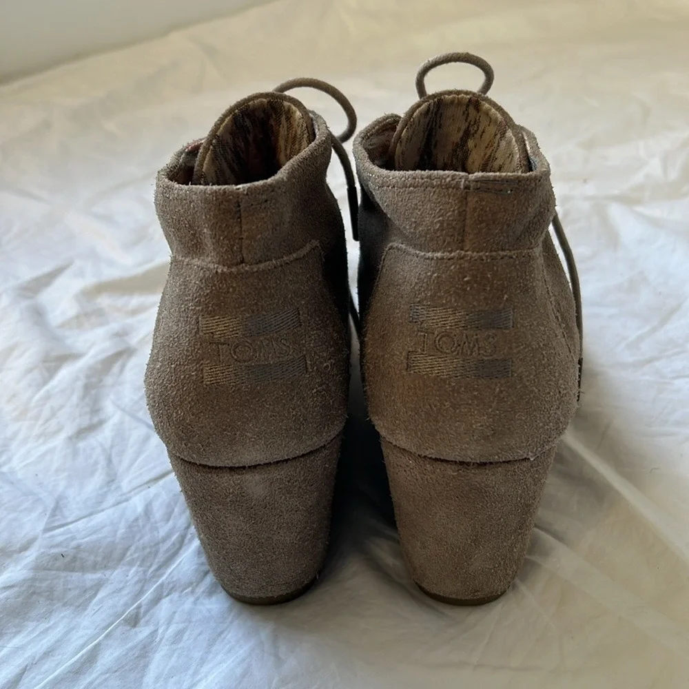 Tom's‎ Kala Desert Wedge Shoes in Taupe Suede Tan Wedges Lace Up Shoes Womens 9